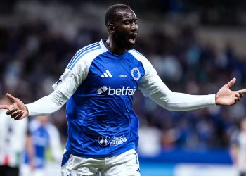 Já eliminado da Sul-Americana, Cruzeiro vira com Gabigol herói em Mineirão vazio