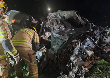 Acidente em Ipatinga deixa um morto e dois feridos após carro bater em árvore