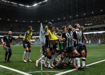 Atlético vence o Fluminense por 3 a 2, de virada, e entra no G-6 do Brasileirão
