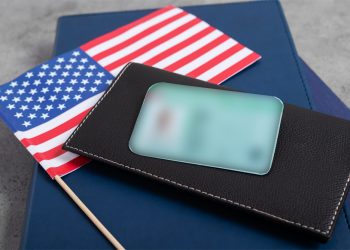 Brasileiro com Green Card é preso injustamente pelo ICE após erro envolvendo carro alugado em Massachusetts