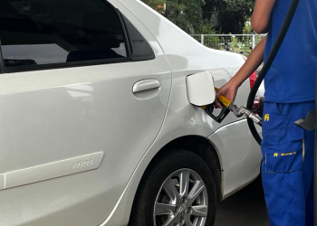 Dia Livre de Imposto motoristas fazem fila para abastecer a R$ 3,82 o litro da gasolina em Valadares