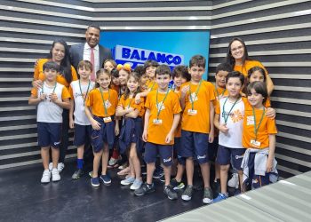 Escola valadarense visita a TV Leste e ensina aos alunos gênero textual de telejornal