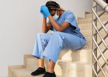 A nova NR-1 foi adiada, mas os riscos psicossociais nos condomínios não podem esperar