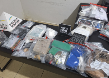 Polícia prende seis pessoas por tráfico de drogas e apreende armas