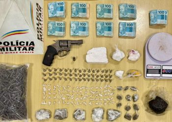 PM prende quatro pessoas por tráfico e apreende drogas, arma e mais de R$ 9 mil em dinheiro 