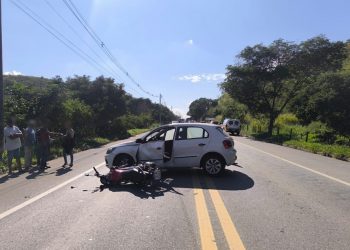 Colisão entre carro e motocicleta deixa dois jovens feridos na BR-259