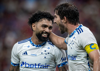 Em alta, Cruzeiro vence fora e encosta na liderança; Atlético pressiona, mas só empata em casa