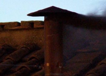 Fumaça preta sai da chaminé da Capela Sistina; ainda não há papa