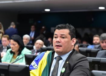 Câmara suspende mandato de deputado do PL por ofensas a Gleisi, em decisão inédita