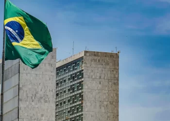 Parecer na CCJ do Senado propõe fim da reeleição a partir de 2028 e mandato de 5 anos