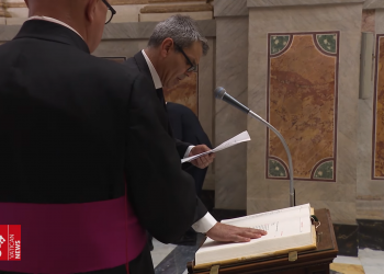 Conclave: funcionários e assistentes fazem juramento de sigilo no Vaticano