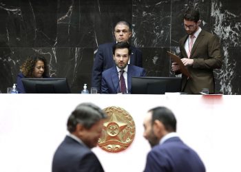 Assembleia inicia análise de PEC que pode acabar com referendo para privatizações em Minas