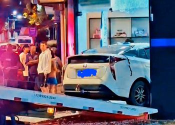 Carro invade loja de celulares em Resplendor