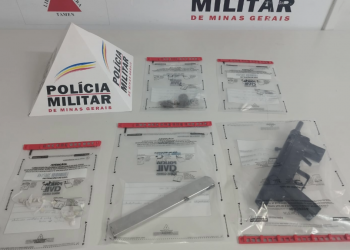 Adolescentes são apreendidos com submetralhadora e drogas dentro de mochila