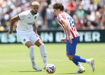 Botafogo leva gol do Atlético no fim e avança na segunda colocação, atrás do PSG