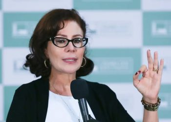 Moraes determina prisão de Zambelli, bloqueio de bens e inclusão em lista da Interpol