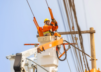 Cemig abre concurso público com vagas para eletricistas e salário de mais de R$ 4 mil