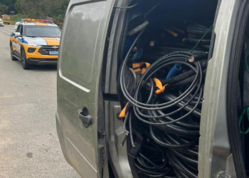 Dupla é presa com 400 kg de cabos de cobre furtados de empresa de telefonia