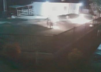 Homem ateia fogo em mulher com filho no colo em tentativa de feminicídio