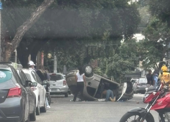 Homem com sinais de embriaguez causa acidente e capota carro no bairro Grã-Duquesa