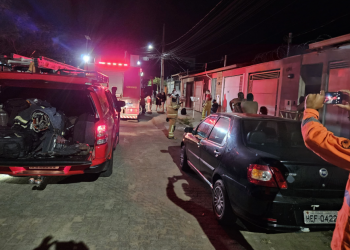 Incêndio em residência mobiliza vizinhos e bombeiros durante a madrugada em Valadares