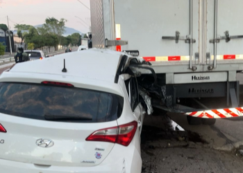 Motorista bate na traseira de caminhão estacionado no bairro Vila Isa