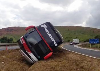 Ônibus de turismo quase tomba no anel rodoviário de Governador Valadares