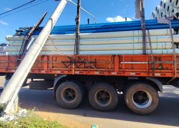 Motorista tenta fazer conversão e quebra poste de energia no Cidade Nova