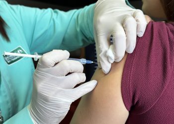 Colaboradores da TV Leste e do Sistema Leste de Comunicação recebem vacina contra a gripe