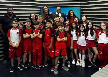 Alunos de escola canadense visitam o Sistema Leste de Comunicação
