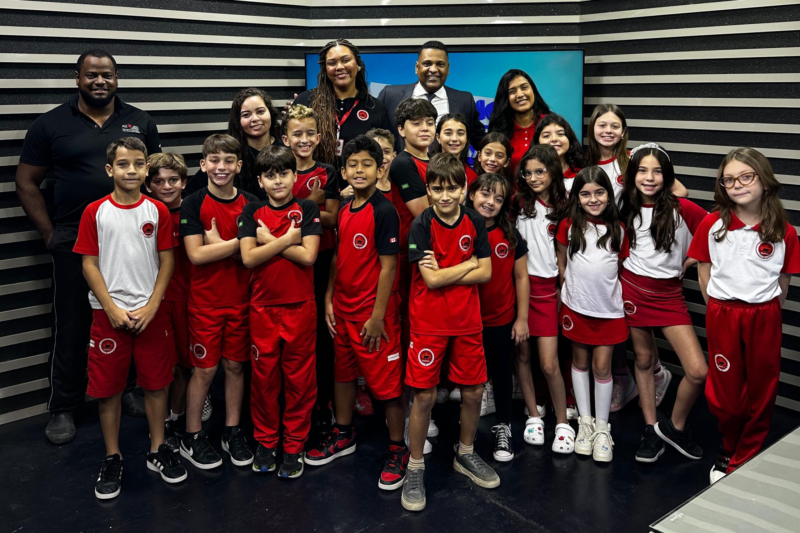 Alunos de escola canadense visitam o Sistema Leste de Comunicação