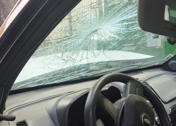 Motorista perde o controle e bate contra árvore no bairro Altinópolis