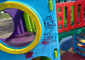 Parque infantil instalado em praça é alvo de vandalismo
