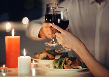 Alta demanda por bares e restaurantes no Dia dos Namorados lota estabelecimentos em Valadares