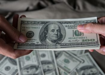 Dólar cai para R$ 5,57 e fecha no menor valor em 8 meses