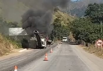 Máquina pega fogo e interdita BR-381 em Jaguaraçu