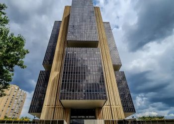 Juros do cartão de crédito sobem a 449,9% ao ano