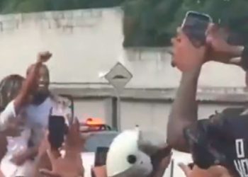 MC Poze é solto com festa de fãs e familiares na porta de presídio no Rio