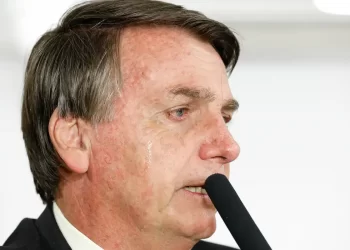 PF cumpre mandados na casa de Jair Bolsonaro, que usará tornozeleira