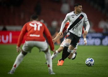 Vasco tem goleiro expulso por cera, leva sufoco no fim e empata com Inter