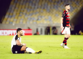 Flamengo fica na bronca com arbitragem, mas vence Atlético-MG e vira líder