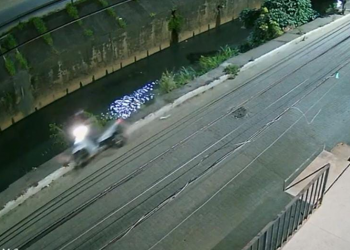 Motociclista sofre ferimentos após cair em canal no bairro Nossa Senhora das Graças