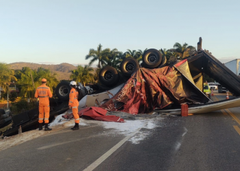 Colisão entre carro e carreta deixa feridos na BR-116, próximo a Engenheiro Caldas