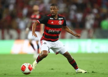 Chefe médico do Flamengo expõe De la Cruz em grupo