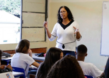 Curso que orienta professores da rede estadual sobre cuidados com a voz abre inscrições