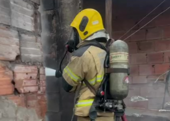 Incêndio destrói cômodo de residência e mulher de 50 anos fica ferida