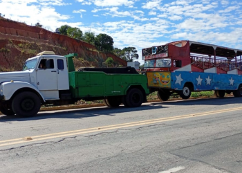 Trenzinho é apreendido na BR-259 por irregularidades e falta de segurança em Valadares