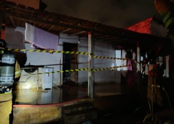 Incêndio destrói quarto e causa danos estruturais em residência