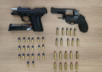 Homem é preso após ameaçar filho com arma de fogo