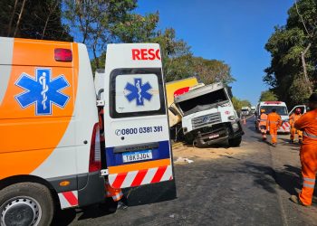 Colisão entre caminhões deixa feridos e interdita BR-381 por mais de três horas